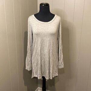 Betsey’s Boutique Shop Medium Grey Longsleeve Shirt Wide Neck Round Hem